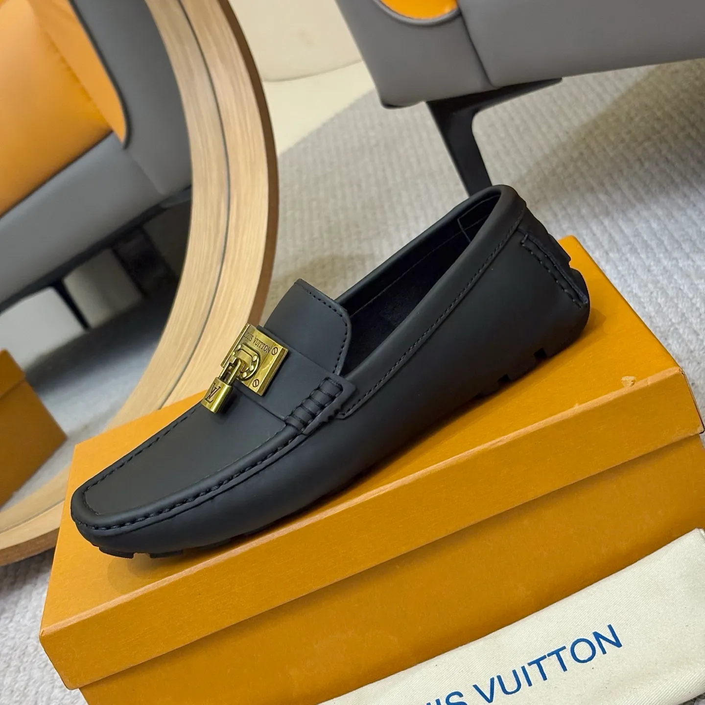 Men's men's shoes 💰420 (Yangli) LV 2⃣️0⃣️2⃣️5️⃣Spring and summer counter GLORIA series models ✈️Original factory special leather production, original last type. A classic driving slip-on casual shoe that shows an elegant style with exquisite craftsmanship details such as Monogram embossing all over the upper🌀Italian imported calfskin fabric Sheepskin foot pads➕Inside～Private mold replica sole Unique style Comfortable driving slip-on Size: 4-12 (38-46) Comes with [Counter packaging: original box, wrapping paper, card, instruction manual, shoehorn, cloth bag] No pressure to enter and leave the counter!